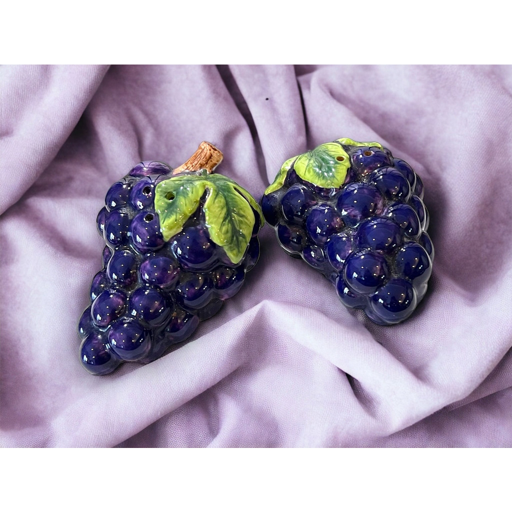 V Vintage Grape Salt and Pepper Shaker Grapevine Home Decor Idea Collectible